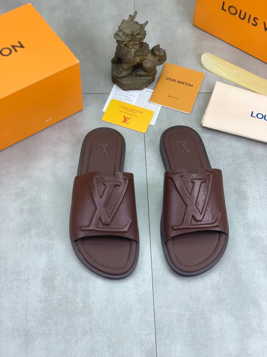 Men's shoes 💰P340 💰【New style】🆘 High quality 【LOUIS VUITTON】The popular Louis Vuitton LV men's slippers on the official website are on sale simultaneously! Original pebbled calfskin fabric imported from Italy. Original factory special supply. Size: 38-46. 4️⃣ colors available.